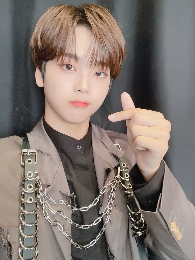 Idol kpop kelahiran 2002 Hyeongjun CRAVITY