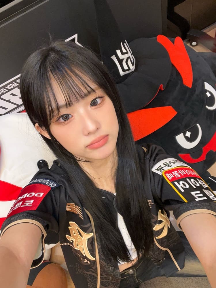 Idol kpop kelahiran 2002 Joonie ICHILLIN