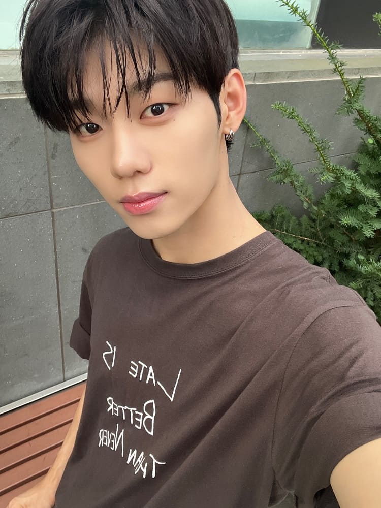 Idol kpop kelahiran 2002 Lee jeong hyeon EVNNE