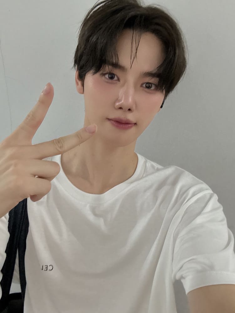 Idol kpop kelahiran 2002 Minhee CRAVITY